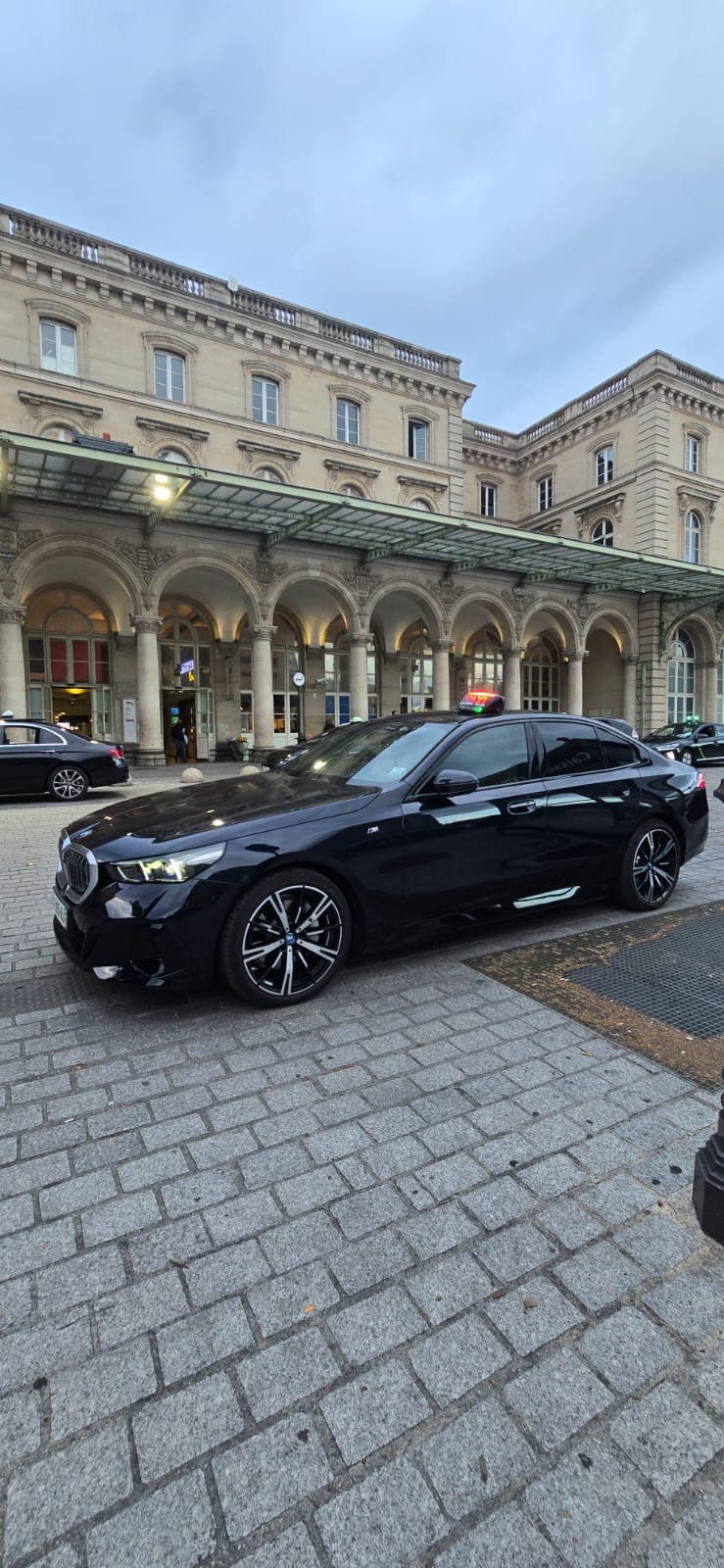 Chauffeur privé Veralis avec BMW i5 électrique à Paris, la nuit
